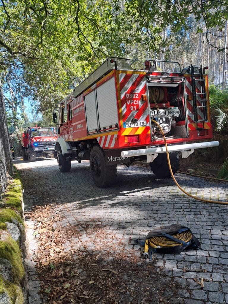 Braga: Incêndio em Tadim mobiliza mais de 40 operacionais apoiados por meio aéreo Bv braga iny