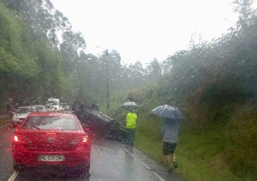 Barcelos: Capotamento na EN103 em Palme condiciona trânsito acidente EN103