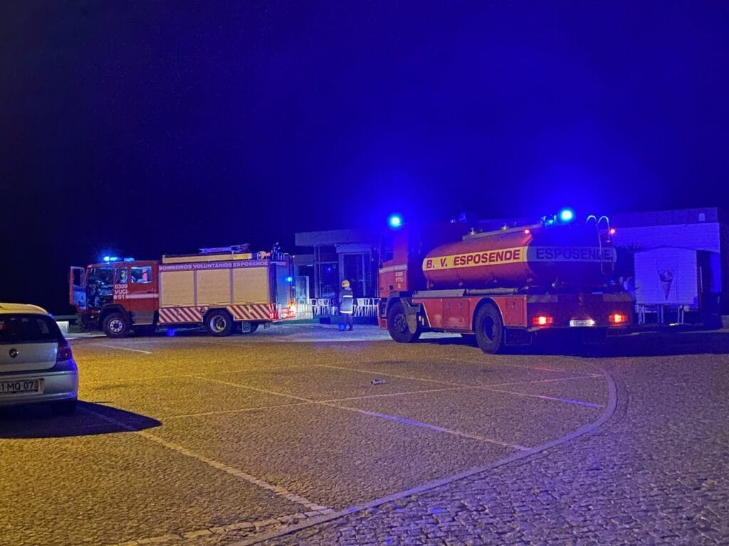 Esposende: Bombeiros mobilizados para incêndio em estabelecimento de restauração junto à praia Suave Mar incendio pepermint esposende 2