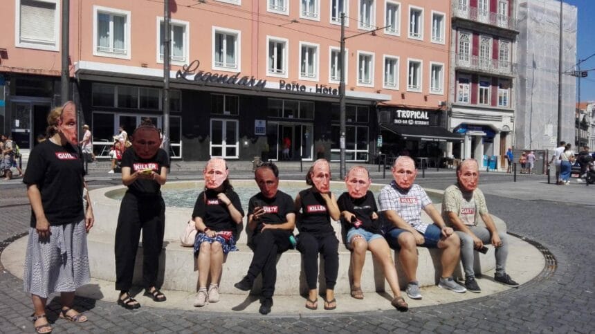 Protesto contra Putin juntou ativistas russos e portugueses. SC Braga também foi falado ativistas russos putin