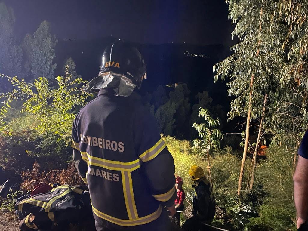 Baixo Minho: Despistam-se e caem a uma ravina em Amares bombeiros amares