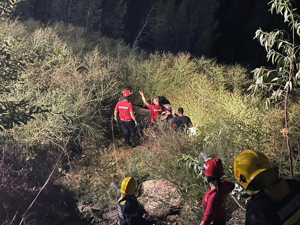 Baixo Minho: Despistam-se e caem a uma ravina em Amares madrugada bombeiros 7