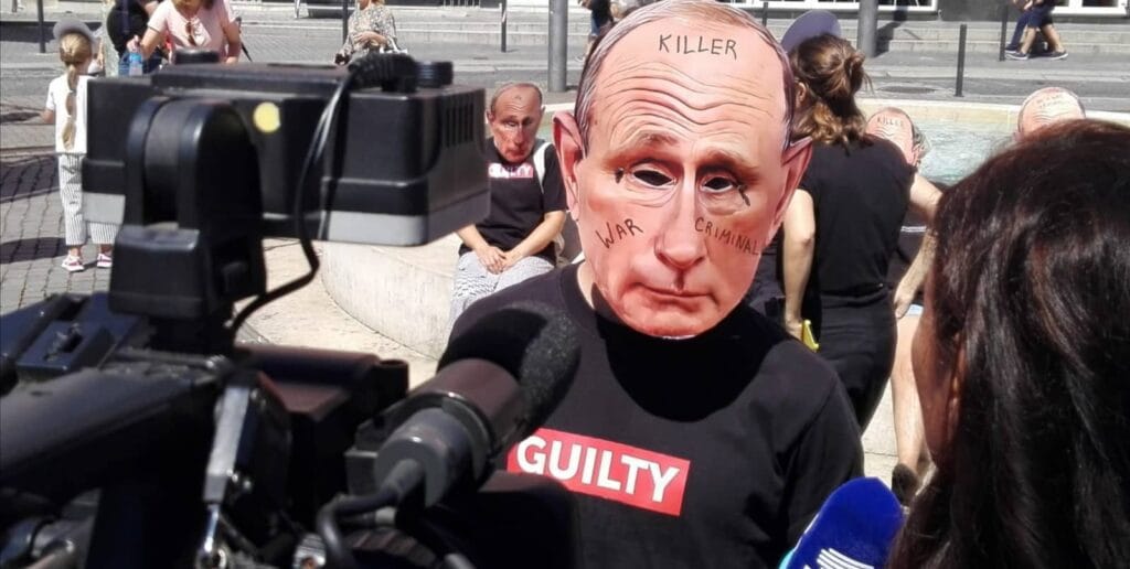 Protesto contra Putin juntou ativistas russos e portugueses. SC Braga também foi falado putim
