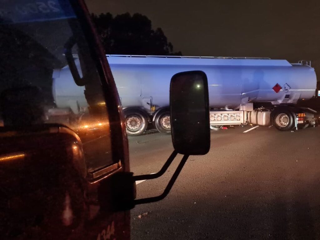 A3: Despiste de camião-cisterna faz um ferido. Veja as imagens a3 acidente camiao