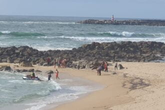 Auxiliado homem em dificuldades na água na Prainha em Vila do Conde