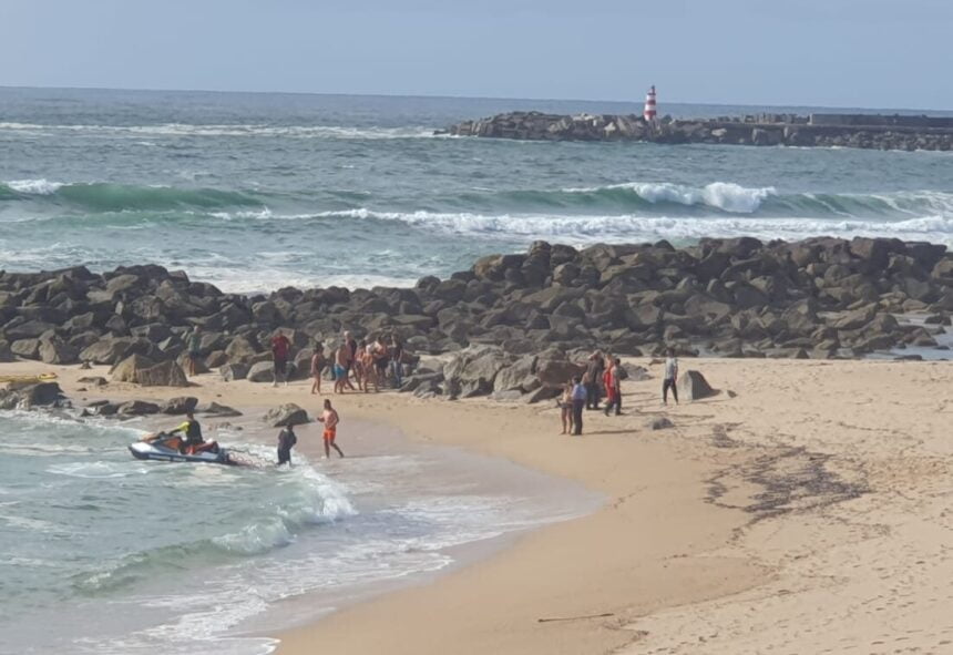 Auxiliado homem em dificuldades na água na Prainha em Vila do Conde