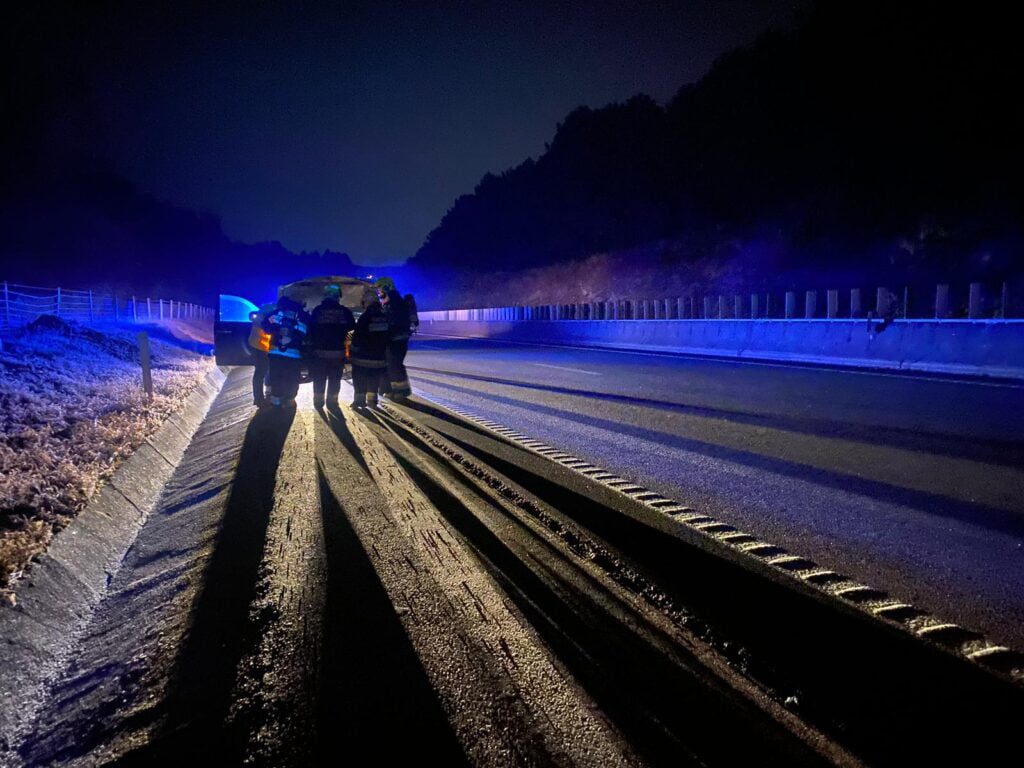 Esposende: Incêndio no motor de carro mobiliza bombeiros para a A28 incendio a28 esposende