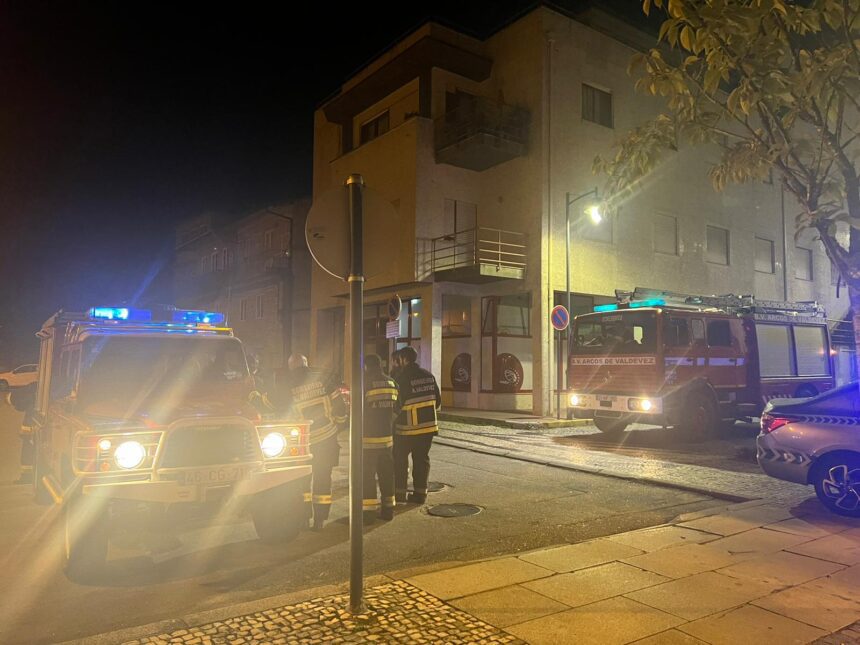 Arcos de Valdevez: Incêndio em prédio da "Praça Vermelha" afeta cozinha incendio arcos de valdevez