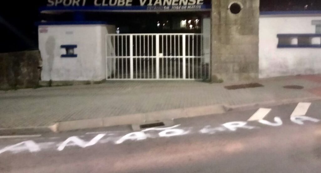Futebol: Picharam "Anão rua" na entrada das instalações do SC Vianense anao rua vianense
