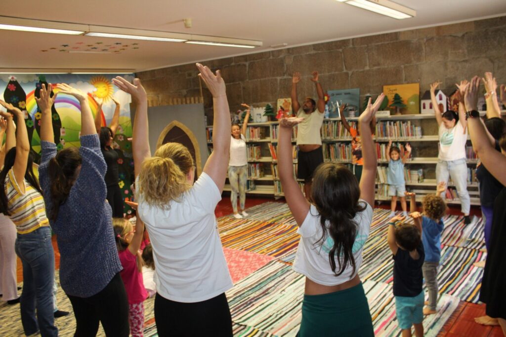 Ponte de Lima: Atenção famílias. Há yoga com histórias na Biblioteca yoga com histórias Ponte de Lima