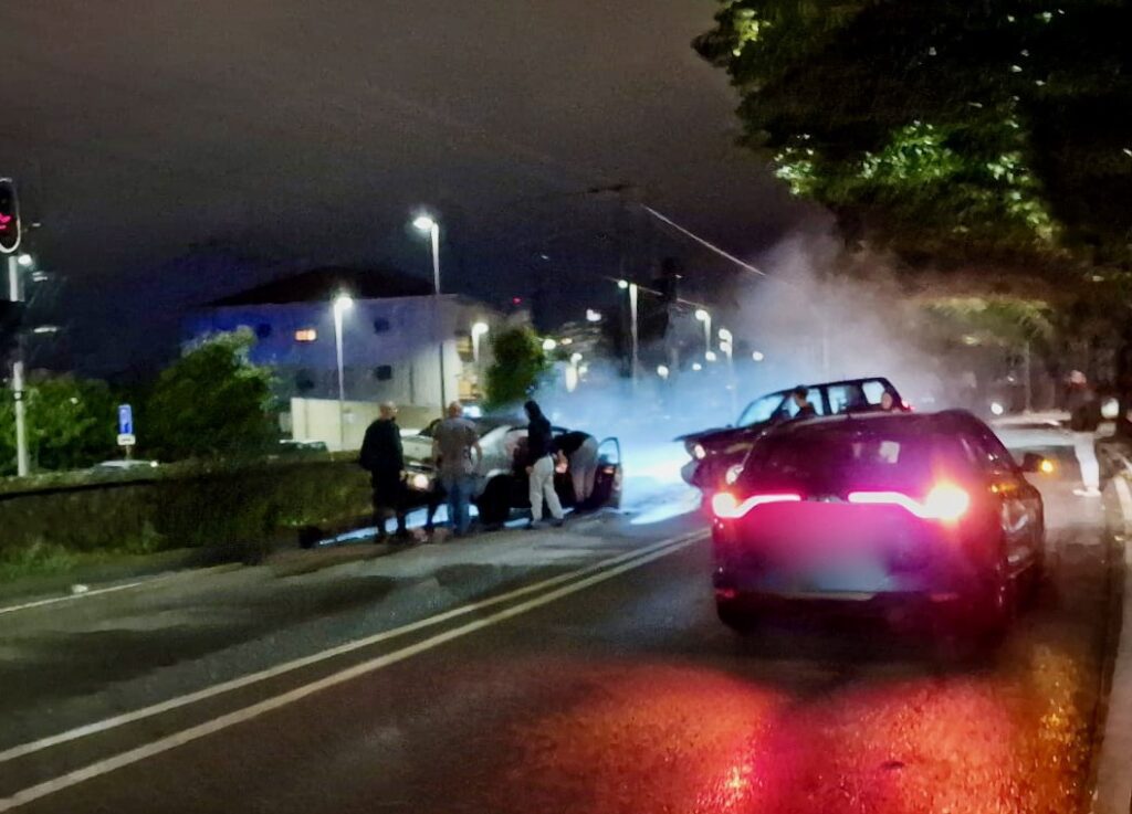 Viana: Violento choque frontal na 25 de abril faz quatro feridos (c/vídeo) Acidente 25 abril viana 1