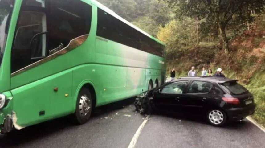 EN304: Colisão entre carro e autocarro na Estrada da Caniçada em Vieira do Minho EN304 acidente