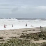 Jovens no mar de esposende em dia de tempestade