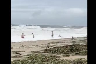 Jovens no mar de esposende em dia de tempestade