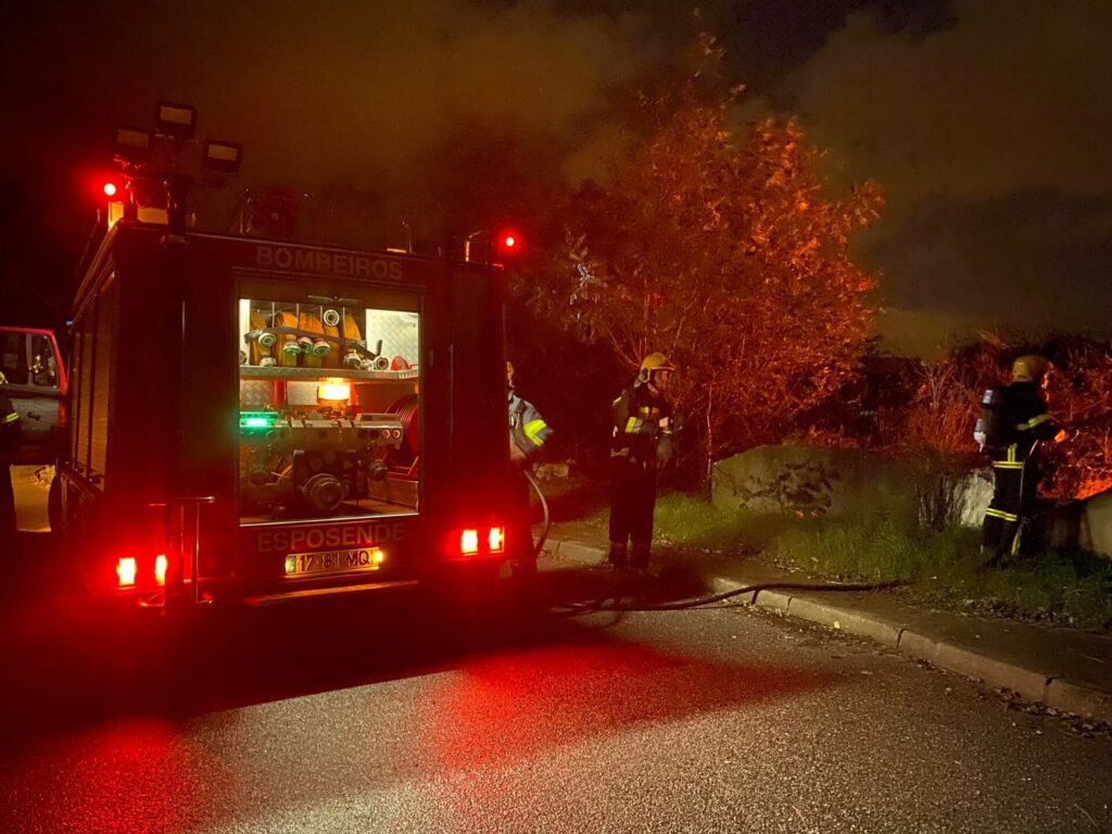 Esposende: Incêndio em detritos na Zona Industrial de Bouro mobiliza bombeiros IMG 3738