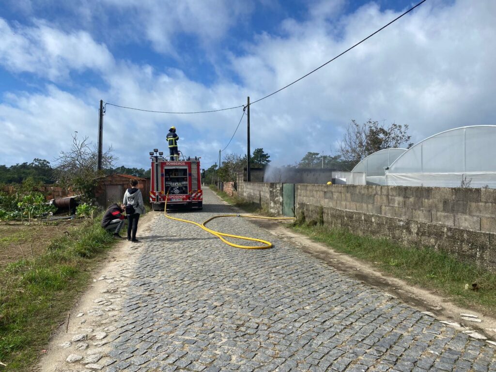 Esposende: Incêndio em Belinho destrói alfaias agrícolas BV Esposende belinho