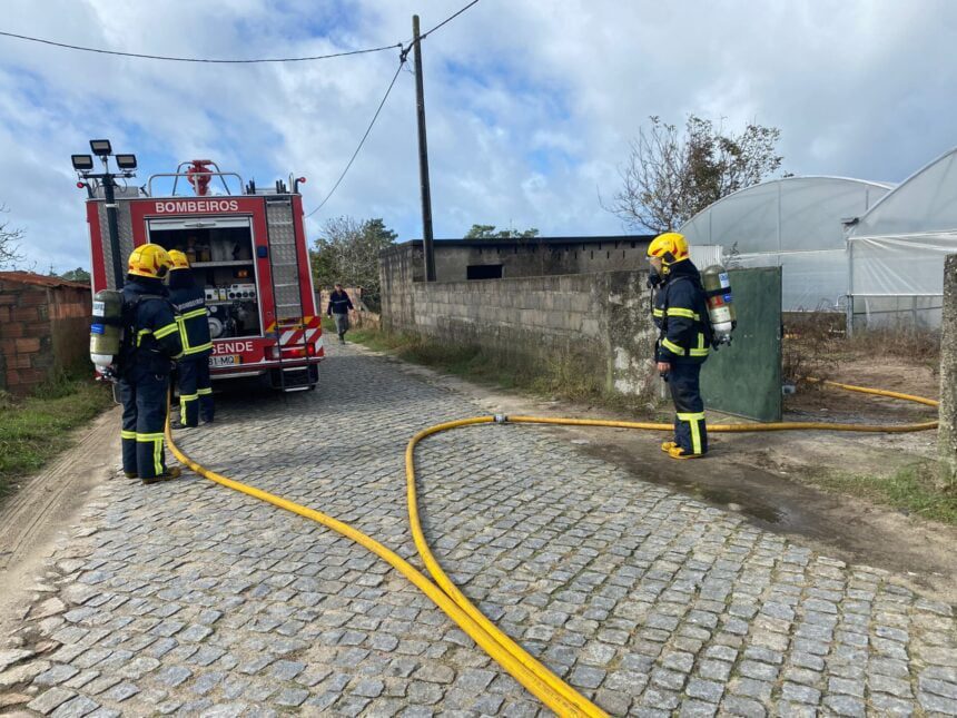 Esposende: Incêndio em Belinho destrói alfaias agrícolas BV Esposende belinho