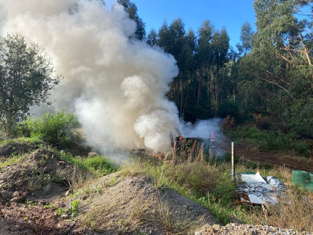 Esposende: Incêndio na Quinta da Seara destrói barracões Incendio quinta seara