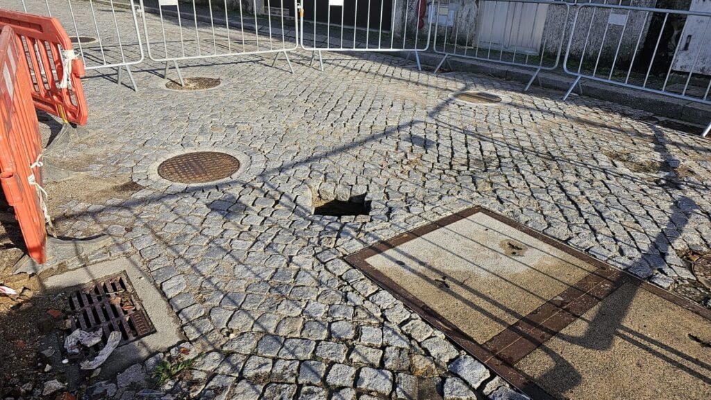Esposende: Já se circula (em parte) na avenida 30 de Junho depois de buraco na via buraco em forjães