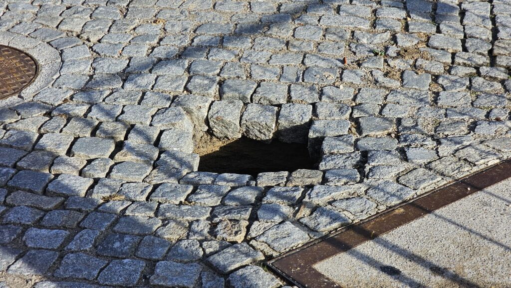 Esposende: Já se circula (em parte) na avenida 30 de Junho depois de buraco na via buraco em forjaes