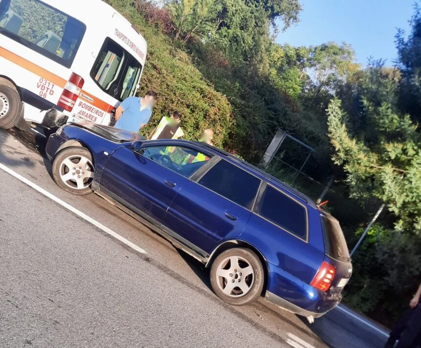 acidente Amares ambulância