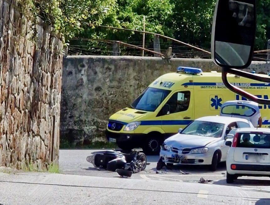 Viana: Colisão entre carro e mota faz um ferido em Santa Marta de Portuzelo acidente samonde viana 1