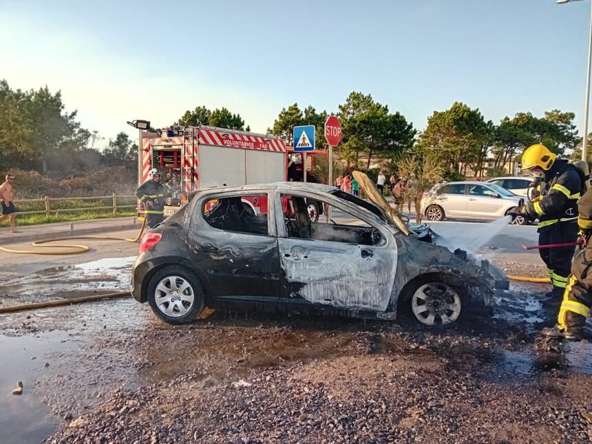 Esposende: Carro arde no centro de Apúlia ce1f6619 d6ce 47b7 83f8 e3054dbae9ab