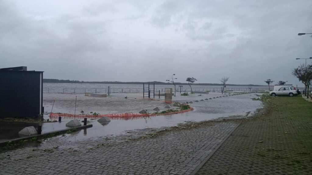 Esposende: Imagens mostram Rio Cávado a invadir parque na Marginal df7d88b3 2f9f 4645 9f52 044a7ebe6cf6