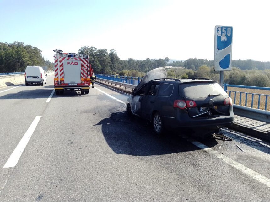 Esposende: Incêndio destrói carro por completo na A11 a11 carro arde