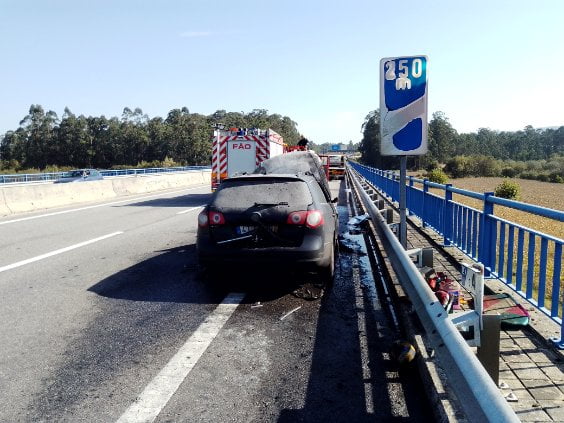 Esposende: Incêndio destrói carro por completo na A11 carro arde a11