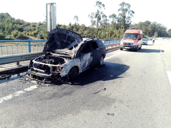 Esposende: Incêndio destrói carro por completo na A11 carro arde a11 esposende