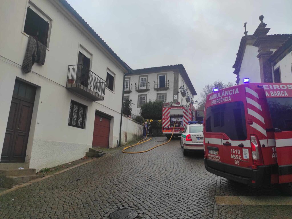 Ponte da Barca: Incêndio em habitação junto à Matriz faz um ferido grave incendio ponte da barca