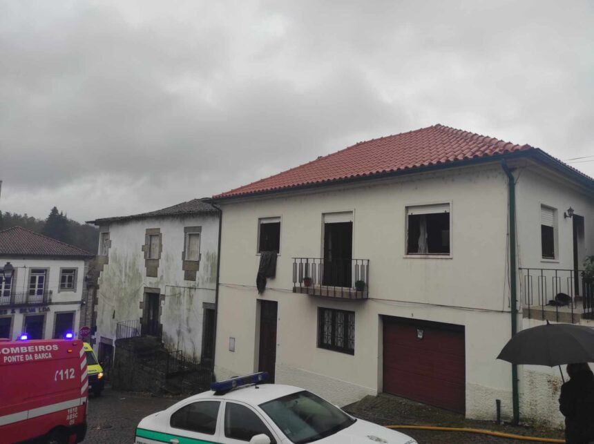 Ponte da Barca: Incêndio em habitação junto à Matriz faz um ferido grave incendio ponte da barca