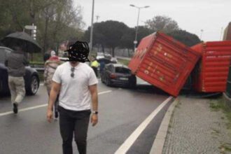 contentores na A28 dois feridos