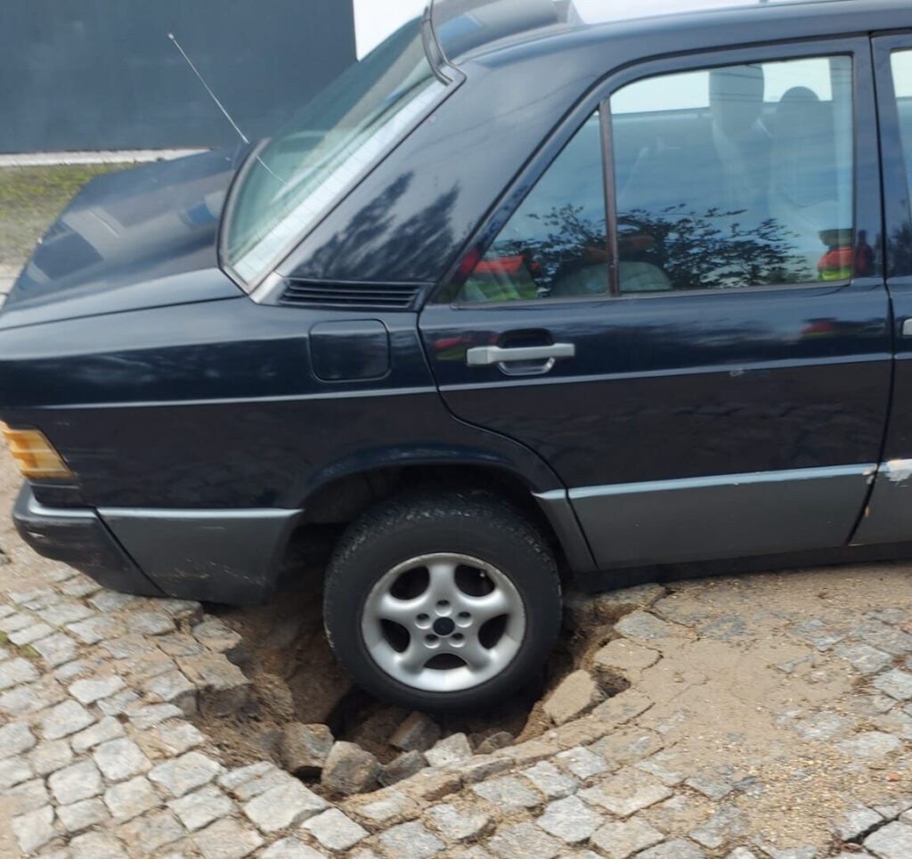 carro apanhado em buraca em braga