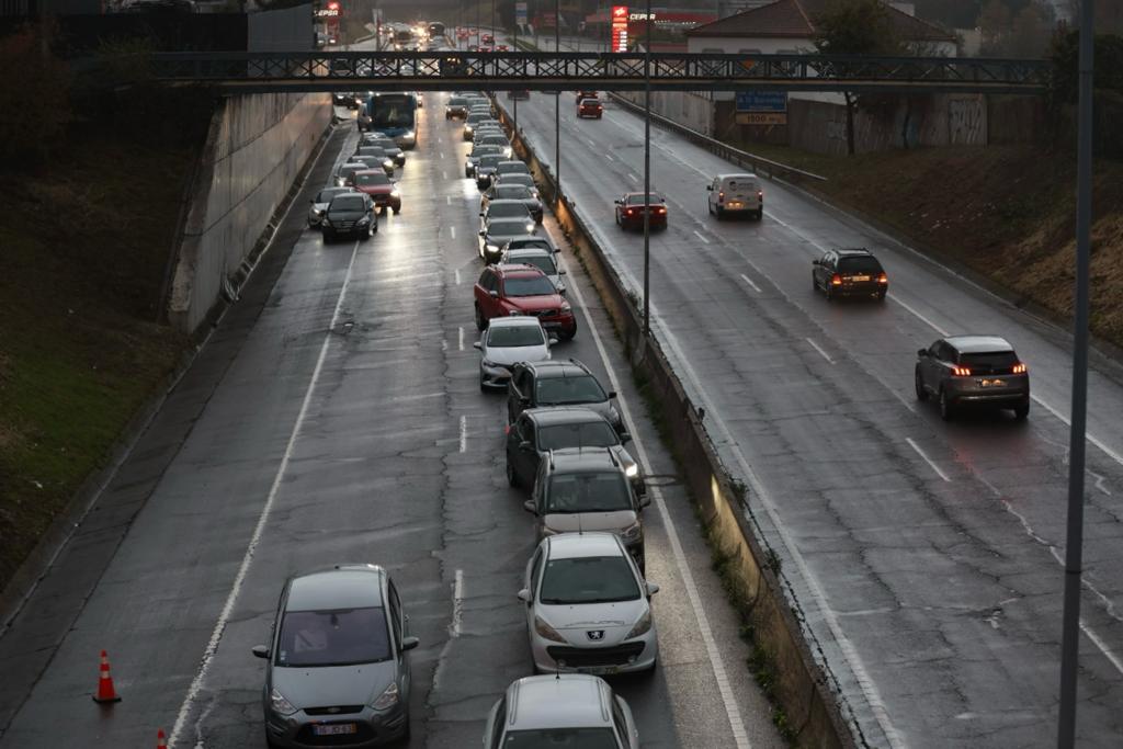 Braga: Árvore cai para a Circular junto ao túnel da Estação transito braga queda arvore