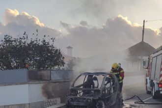 carro arde em balugães