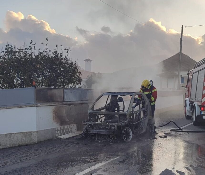 Barcelos: Carro arde na EN308 em Balugães carro arde em balugães