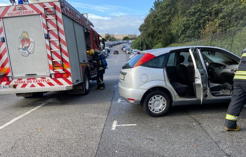 Viana: Incêndio num carro junto ao hospital. Bombeiros resolvem mas há danos Bombeiros PSP hospital viana