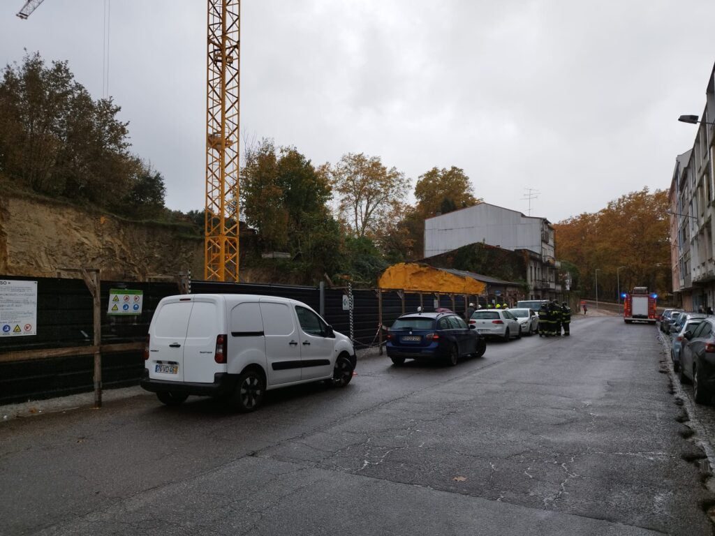 Braga: Grande susto na Devesa. Trabalhadores escapam a aluimento de terras em obras aluimento de terras devesa braga