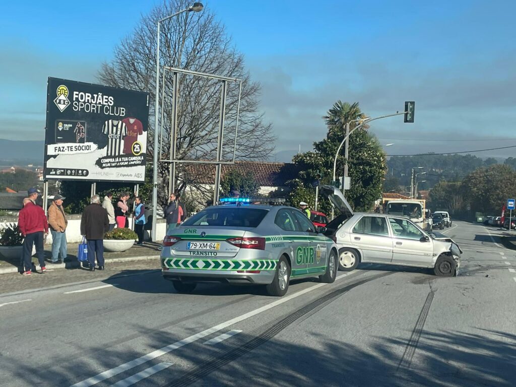 Esposende: Dois feridos após colisão entre dois carros em Forjães GNR Acidente forjaes