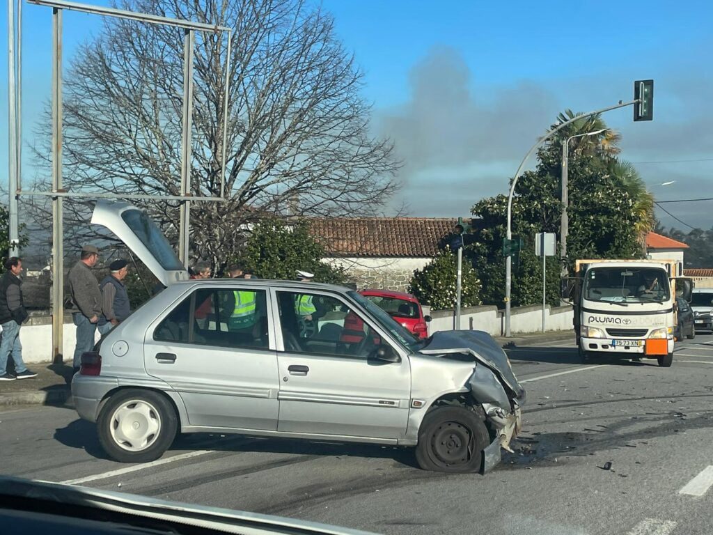 Esposende: Dois feridos após colisão entre dois carros em Forjães esposende forjaes E24