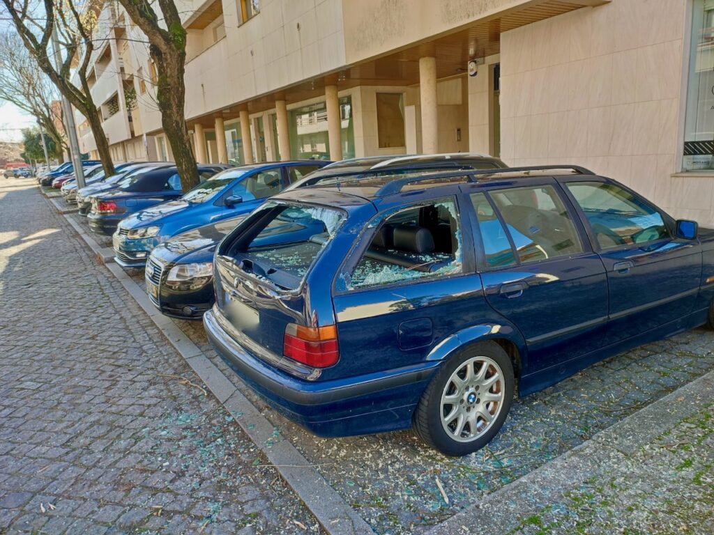 Esposende: Corte de árvore corre mal e atinge carro arvore carro danos - 1