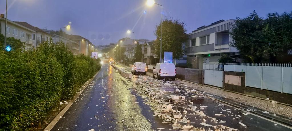 Braga: Condutor “arrasa” separadores de obra na Imaculada Conceição Separadores obra acidente braga