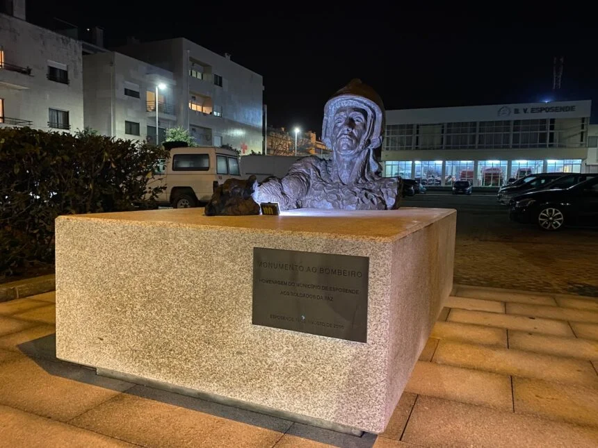 estatua ao bombeiro