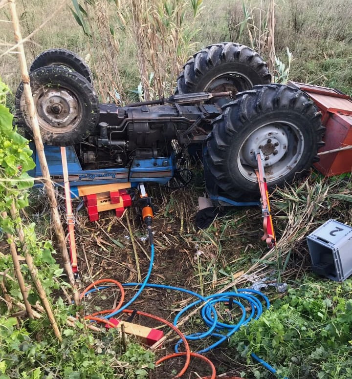 Esposende: Capotamento de trator faz um ferido grave em Apúlia trator capotamento apulia