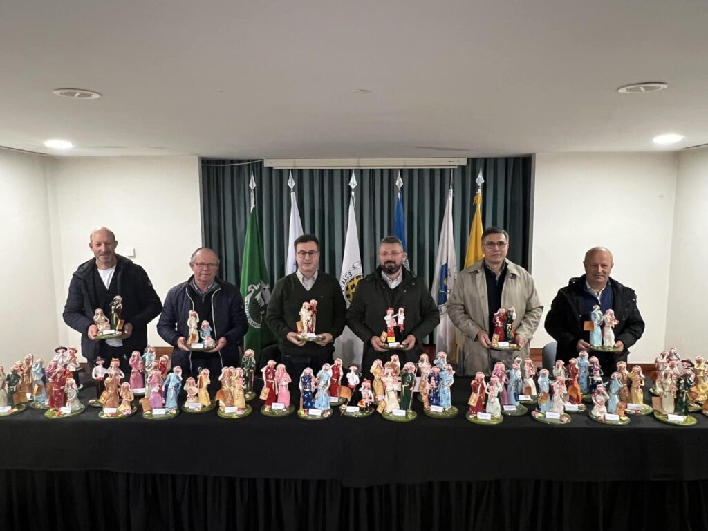 Barcelos: Já nem o "menino Jesus" aguenta o cheiro do aterro menino jesus protesto aterro