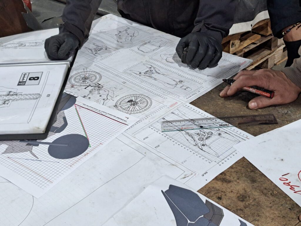 Motociclismo: Aqui estão as primeiras imagens da escultura de homenagem ao Paulo Gonçalves "Speddy" paulo gonçalves escultura