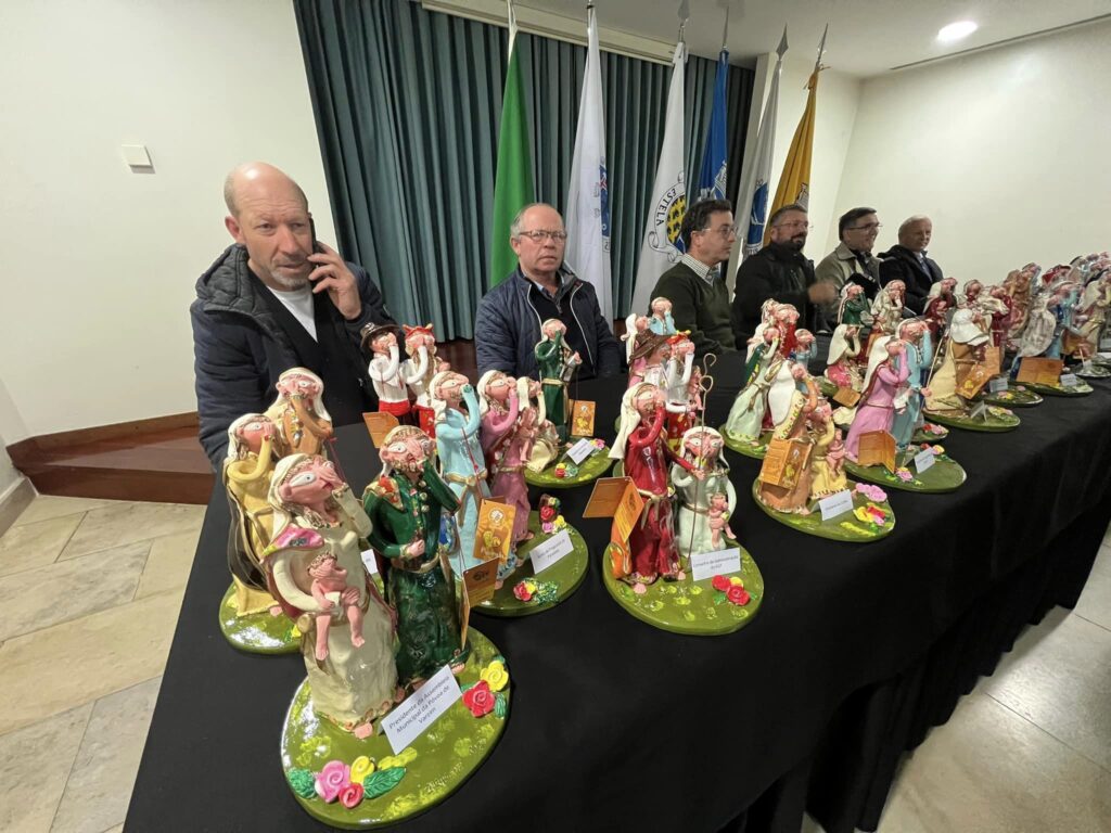 Barcelos: Já nem o "menino Jesus" aguenta o cheiro do aterro menino jesus protesto aterro