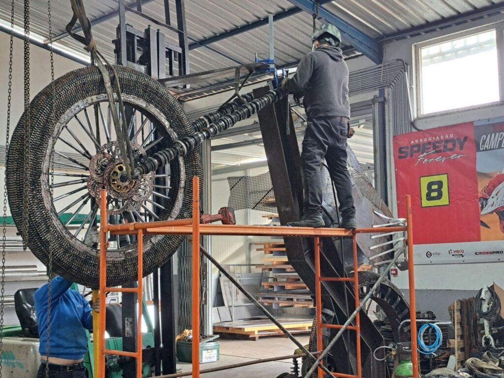 Motociclismo: Aqui estão as primeiras imagens da escultura de homenagem ao Paulo Gonçalves "Speddy" paulo gonçalves escultura